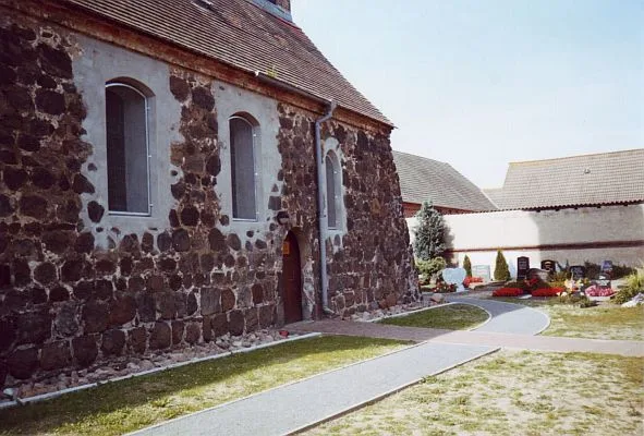Feldsteinmauer der Dorfkirche Rodleben