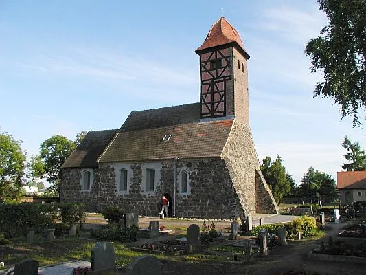 Dorfkirche Rodleben mit Friedhof