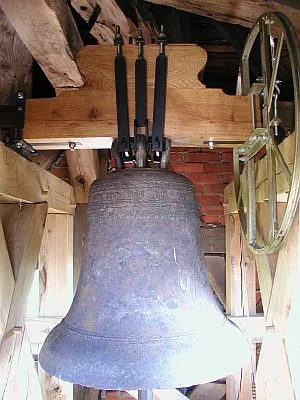 Die Glocke von 1516 im neuen Glockenstuhl